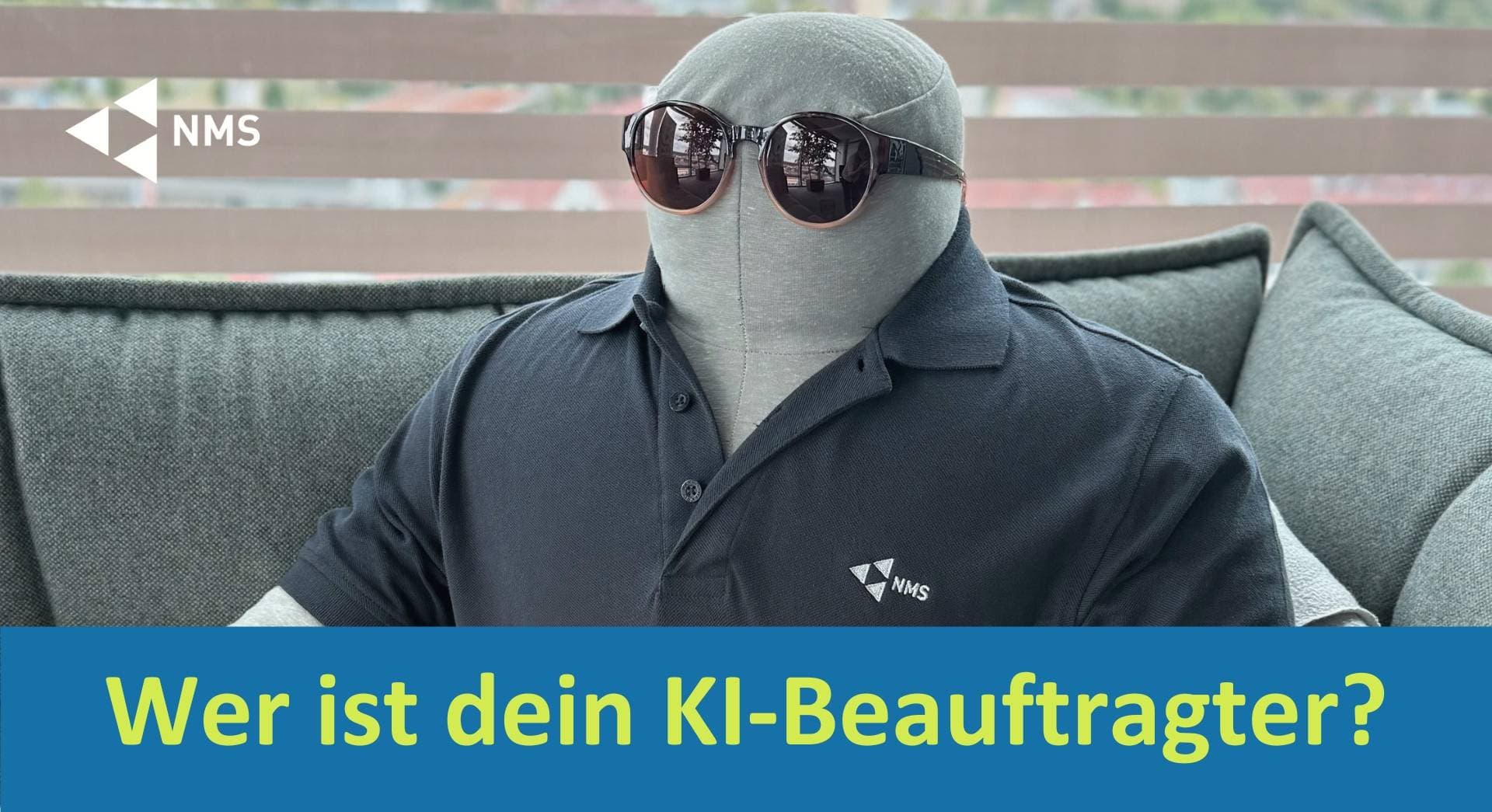 Titelbild des Beitrags: eine Person mit verhülltem Gesicht und großer Sonnenbrille im NMS-Poloshirt sitzt auf einem Sofa, darunter die Frage Wer ist dein KI-Beauftragter?
