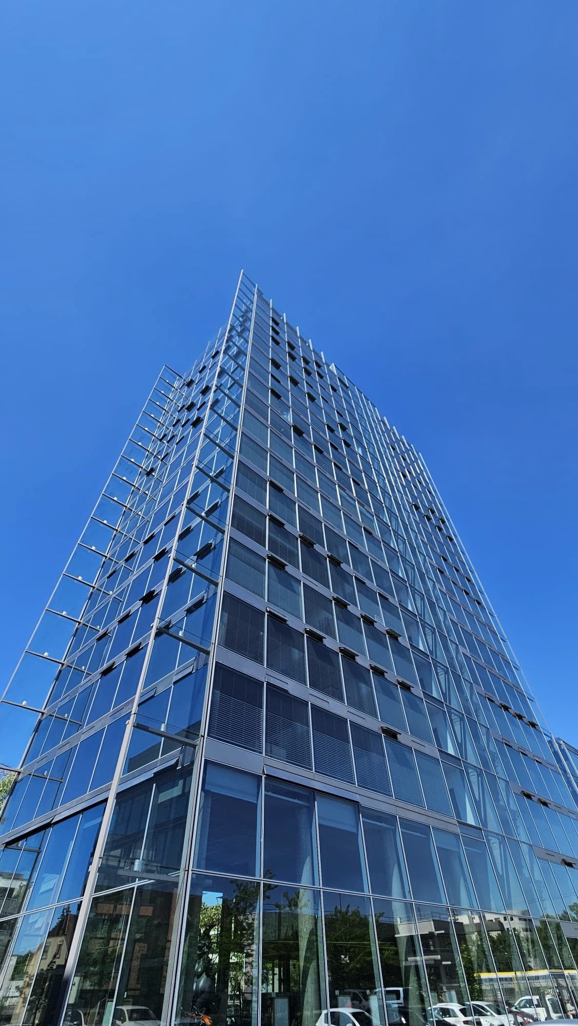 Der Hegau Tower in Singen von unten gegen den blauen Himmel, Sitz der NMS