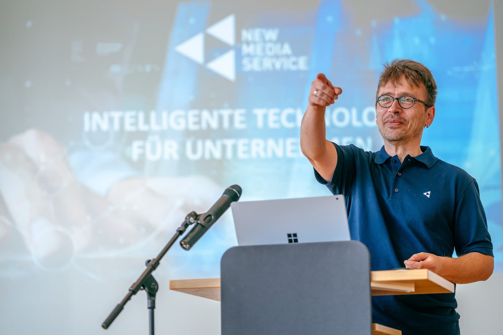 NMS-Trainer bei einem Vortrag zu intelligenter Technologie für Unternehmen