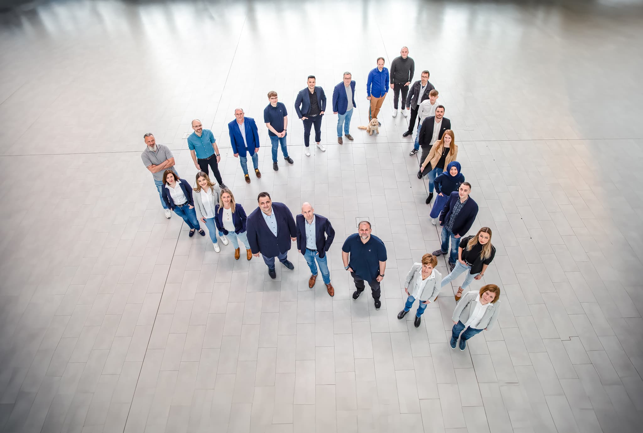 Several people forming a triangle in the foyer, seen from above